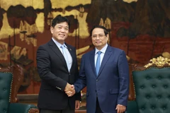 Prime Minister Pham Minh Chinh (R) receives Yukihito Honda, CEO of the Sumitomo Corporation's Urban Infrastructure Development Group in Hanoi on July 22 (Photo: VNA)