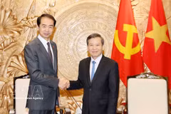 Head of the CPV Central Committee's Commission for Internal Affairs Le Minh Tri (R) and Chinese Ambassador to Vietnam He Wei. (Photo: VNA)