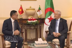 Speaker of the Algerian Council of the Nation Azzouz Nasri (right) receives outgoing Vietnamese Ambassador to Algeria Tran Quoc Khanh. (Photo: VNA)