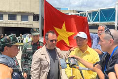 Venezuelan Minister of Foreign Affairs Yvan Gil Pinto welcomes the Vietnamese team at the airport. (Photo: VNA)
