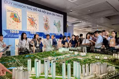 Hanoi residents are interested in exploring the 100-year urban planning vision for the capital city. (Photo: VNA)