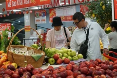 International tourists shop at Lotte Mart supermarket in Da Nang. (Photo: VNA)