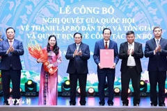 Prime Minister Pham Minh Chinh (thrid, left) hands over the decision to establish the Ministry of Ethnic and Religious Affairs to leaders of the ministry (Photo: VNA)