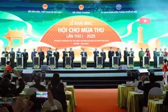Prime Minister Pham Minh Chinh and other delegates join the opening ceremony of the first Autumn Fair 2025 in Hanoi on October 25, 2025. (Photo: VNA) 