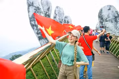 Foreigners on Golden Bridge in Da Nang city (Photo: VNA)