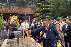 Delegates offer incense at Thien Tru pagoda, one of the most prominent architectural structures within the Huong Son scenic area in Hanoi. (Photo: VNA)