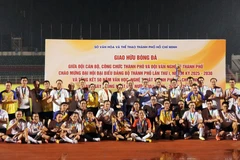 Organisers and two teams at the match (Photo: VNA)