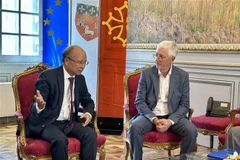 Vietnamese Ambassador to France Dinh Toan Thang (left) meets with Deputy Mayor of Toulouse Jean-Claude Dardelet. (Photo: VNA)