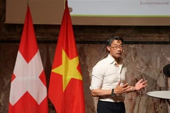 Chairman of the SVEF Dr. Philipp Rösler coordinates a discussion at the Vietnam Day 2025 in Switzerland. (Photo: VNA)