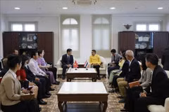 At the meeting between Ambassador Pham Viet Hung (L) and Phuket Governor Sophon Suwannarat. (Photo: VNA)