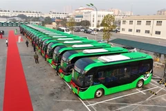 VinFast's green bus fleet is ready to supply to three transport companies. (Photo: VNA)