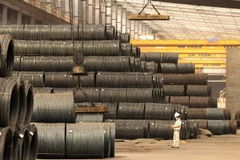 Inside a steel factory in northern Vietnam. Despite signs of recovery, the industry remains below 2021 production levels (Photo: VNA)