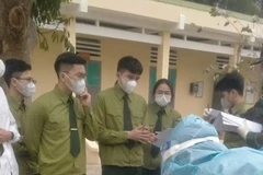 Taking samples for PCR tests on officers and soldiers of Regiment 12, Division 3. (Photo: qdnd.vn)