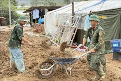 Soldiers of Division 315 helping build a house for a flood-hit family in Dak Lak (Photo: VNA)