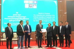 Vietnamese Ambassador to Cambodia Nguyen Minh Vu (fourth from left) symbolically hands over the building to Secretary General of the Cambodian National Assembly Leng Peng Long. (Photo: VNA)