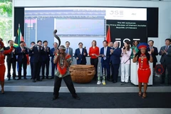 Prime Minister Pham Minh Chinh and delegates beat the drum to open a trading session at the Johannesburg Stock Exchange. (Photo: VNA)