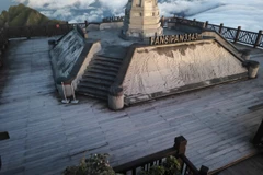 A thin layer of frost covered the wooden deck atop Fansipan, where tourists often gather to admire the clouds. (Photo published by VNA)