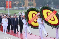 Party and State leaders pay tribute to President Ho Chi Minh at his mausoleum ahead of the Lunar New Year (Tet). (Photo: VNA)