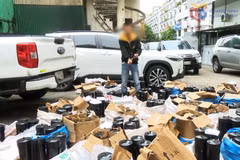 Five cars, 819 N₂O cylinders, 19,000 balloon shells, and various related items and documents involved in the case are seized. (Photo: VNA)