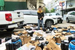 Five cars, 819 N₂O cylinders, 19,000 balloon shells, and various related items and documents involved in the case are seized. (Photo: VNA)