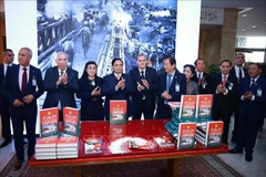 Prime Minister Pham Minh Chinh (4th from left) and his spouse attend the launch of the Arabic translation of Dien Bien Phu by the late legendary General Vo Nguyen Giap of Vietnam on November 19 in Algeria. (Photo: VNA)