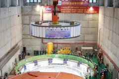 The rotor of the second turbine is being installed at the construction site of the Hoa Binh hydropower plant expansion project in Hoa Binh ward, Phu Tho province. (Photo: VNA)