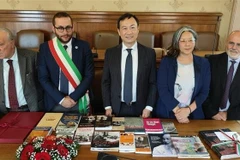 Vietnamese Ambassador to Italy Duong Hai Hung (middle) presents a collection of books on President Ho Chi Minh to the A.P.S INTRA Association in Marsciano. (Photo: VNA)