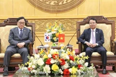 Speaker of the National Assembly of the Republic of Korea (RoK) Woo Won Shik (left) and Secretary of the Ninh Binh provincial Party Committee Dang Xuan Phong (Photo: VNA)