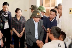 Politburo member and permanent member of the Party Central Committee’s Secretariat Tran Cam Tu meets with people in flood-hit Dien Dien commune, Khanh Hoa province. (Photo: VNA)