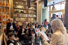 French and foreign guests at the Vietnamese cultural showcase (Photo: VNA)