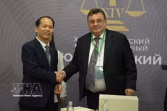 Minister of Justice Hoang Thanh Tung meets with Russian Minister of Justice Konstantin Chuychenko on June 24, 2026. (Photo: VNA)