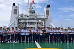 Representatives of the Vietnam Coast Guard and the Malaysia Maritime Enforcement Agency (MMEA) in Pahang pose for a photo on the deck of CSB 8005. (Photo: VNA)