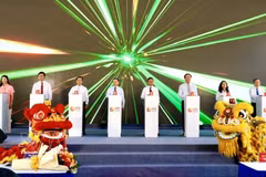 Delegates press the button to start work on the Long My waste-to-energy plant project in Gia Lai province on June 24. (Photo: VNA)