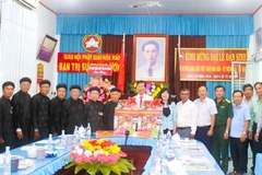 Vice Chairman of the People's Committee of An Giang province Le Van Phuoc and the delegation present flowers and gifts to congratulate the Central Executive Committee of the Hoa Hao Buddhist Sangha and its followers. (Photo: VNA)
