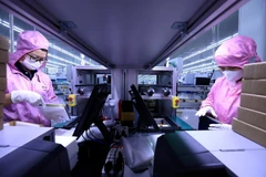 Workers check products before packaging at Toyo Solar Co., Ltd., a 100% Japanese-owned solar panel manufacturer in Cam Khe Industrial Park, Phu Tho province. (Photo: VNA)