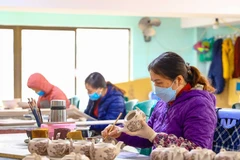 Workers make products for the Lunar New Year (Tet) in Hanoi's Bat Trang commune. (Photo: hanoimoi.vn)