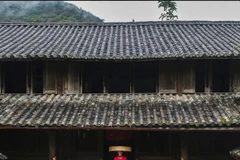 Helly Tong, known for her green lifestyle, often showcases her elegance and cultural connection through images wearing traditional Vietnamese attire at historical sites. (Photo: The courtesy of Helly Tong)