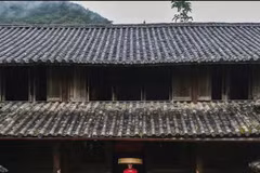 Helly Tong, known for her green lifestyle, often showcases her elegance and cultural connection through images wearing traditional Vietnamese attire at historical sites. (Photo: The courtesy of Helly Tong)