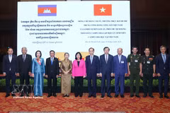 From left: Politburo member and Permanent member of the Communist Party of Vietnam Central Committee’s Secretariat Tran Cam Tu (4th), Vice President of the Cambodian People’s Party Samdech Men Sam An (5th) and other official at the meeting with Cambodian alumni in Phnom Penh on April 10, 2026. (Photo: VNA)