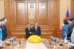 Politburo member and Permanent member of the Party Central Committee’s Secretariat Tran Cam Tu (L) and Acting Head of State, President of the Cambodian People’s Party (CPP), and President of the Cambodian Senate Cambodia Hun Sen (Photo: VNA)