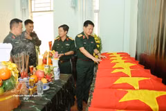 Officers of Army Corps 34 take care of the recovered remains of 12 fallen soldiers from Doch1 village in Ia Ly commune of the central province of Gia Lai. (Photo: VNA)