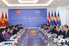 The talks between Politburo member and Permanent member of the Communist Party of Vietnam Central Committee’s Secretariat Tran Cam Tu and Chairman of the Standing Board of the Cambodian People's Party Central Committee Samdech Say Chhum in Phnom Penh on April 10. (Photo: VNA)