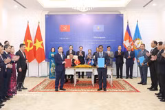 Politburo member and Permanent member of the Communist Party of Vietnam (CPV) Central Committee’s Secretariat Tran Cam Tu and Vice President of the Cambodian People’s Party (CPP) and Chairman of Standing Board of the CPP Central Committee Say Chhum witness the exchange of cooperation documents in Phnom Penh on April 10. (Photo: VNA)