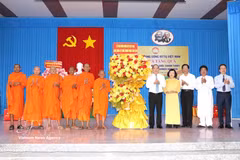 A delegation from the Vietnam Fatherland Front (VFF) Central Committee present flowers to congratulate the Association for Solidarity of Patriotic Buddhist Monks of Vinh Long province. (Photo: VNA) 