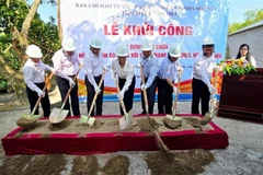 Delegates at the ground-breaking ceremony for the construction of eight houses. (Photo: VNA)