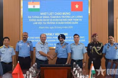 Leaders of the Air Force Officers College poses for a group photo with the Indian Air Force delegation. (Photo: qdnd.vn)