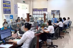 Civil servants of Chuyen My commune in Hanoi handl administrative procedures for local residents. (Photo: VNA)