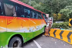 The bus is believed to have lost control and collided with two other cars, causing all three vehicles to veer out of their lane. (Photo published by VNA)