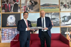 Vietnamese Ambassador to France Trinh Duc Hai (L) meets with Diego Diaz, President of SNCF International under the French National Railway Company (Photo: VNA)