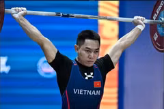Vietnamese weightlifter K’Duong at the 2026 Junior World Weightlifting Championships in Egypt. (Photo: DEEPBLUEMEDIA/IWF)